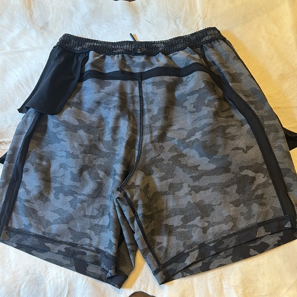 Lululemon Pace Breaker 9” shorts camo no liner - Picture 5 of 7